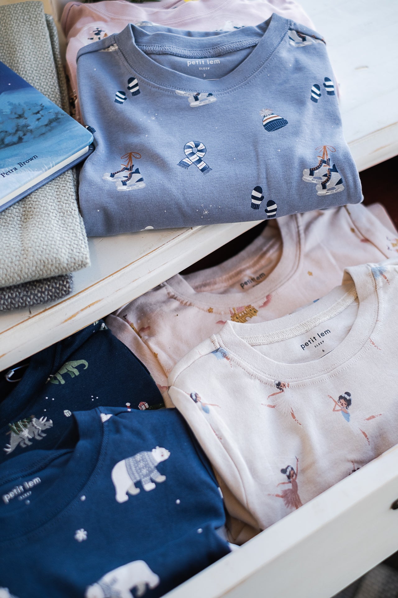 image of bag charms of the Effile tower with rhinestones and pearls.