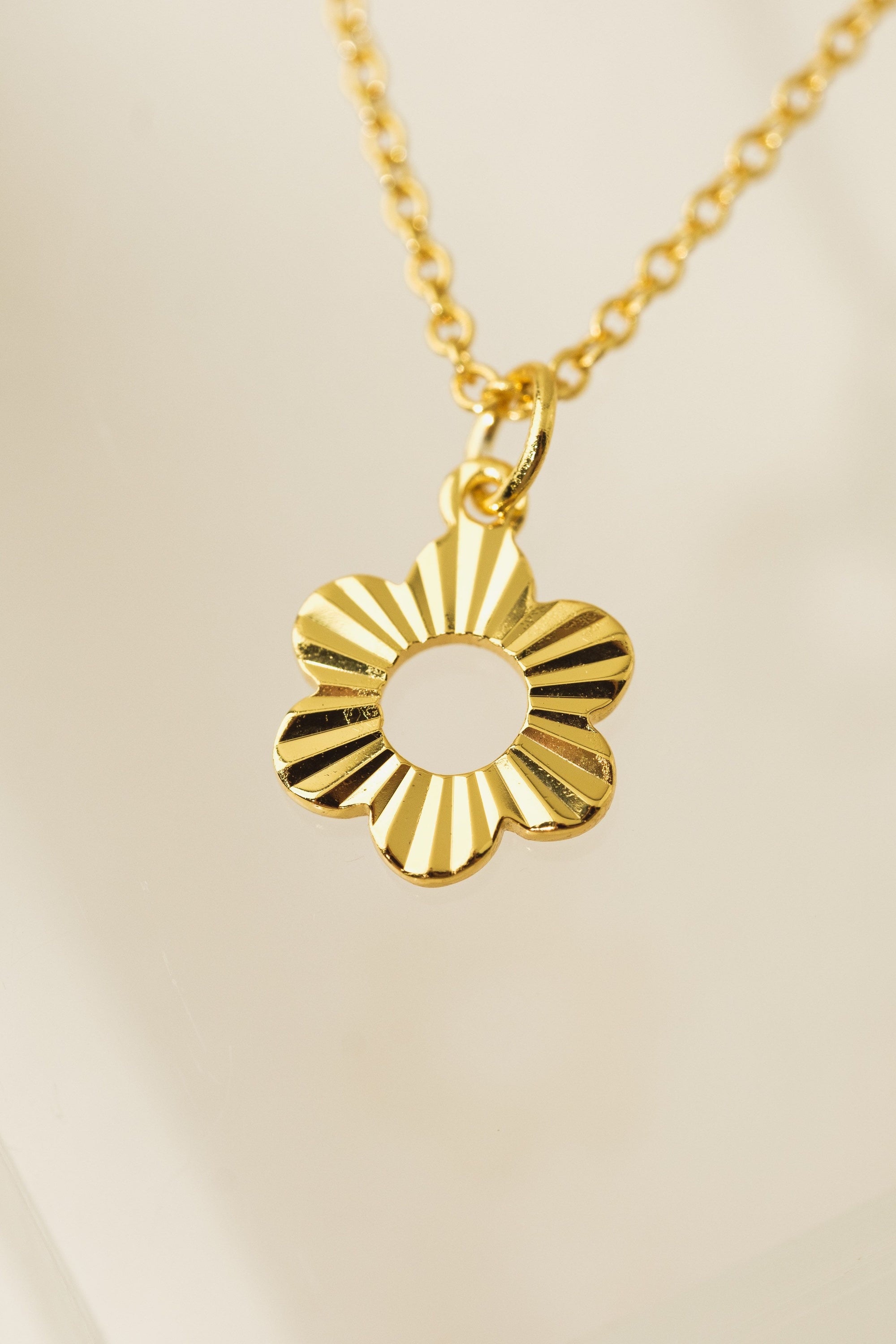 Lovers Tempo Daisy Fluted Necklace