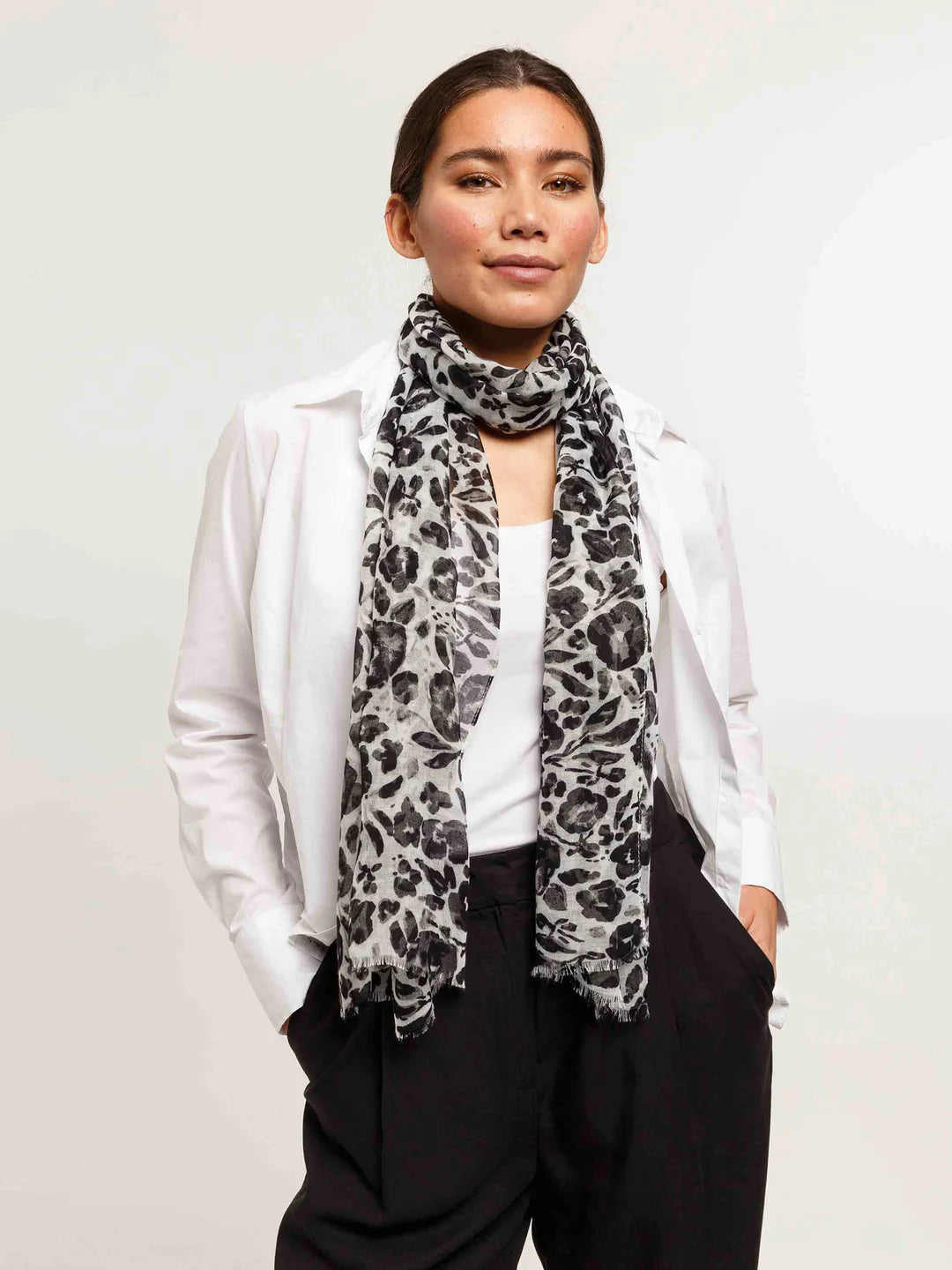 Fraas Lightweight Scarf with Floral Print  640061-900 Black/White