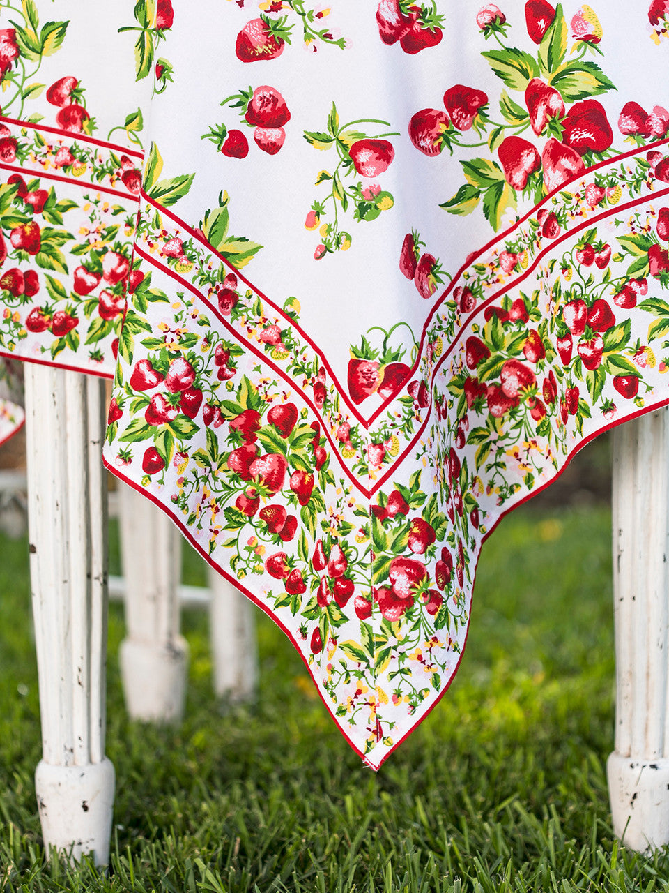 April Cornell Stawberry Basket Tablecloth - White