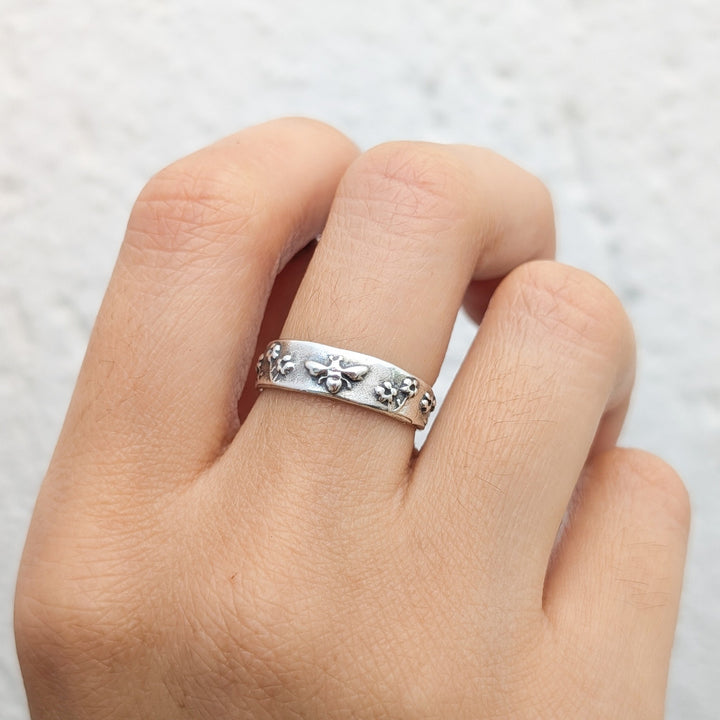 Marmalade Bee in Flowers Storybook Ring - Silver