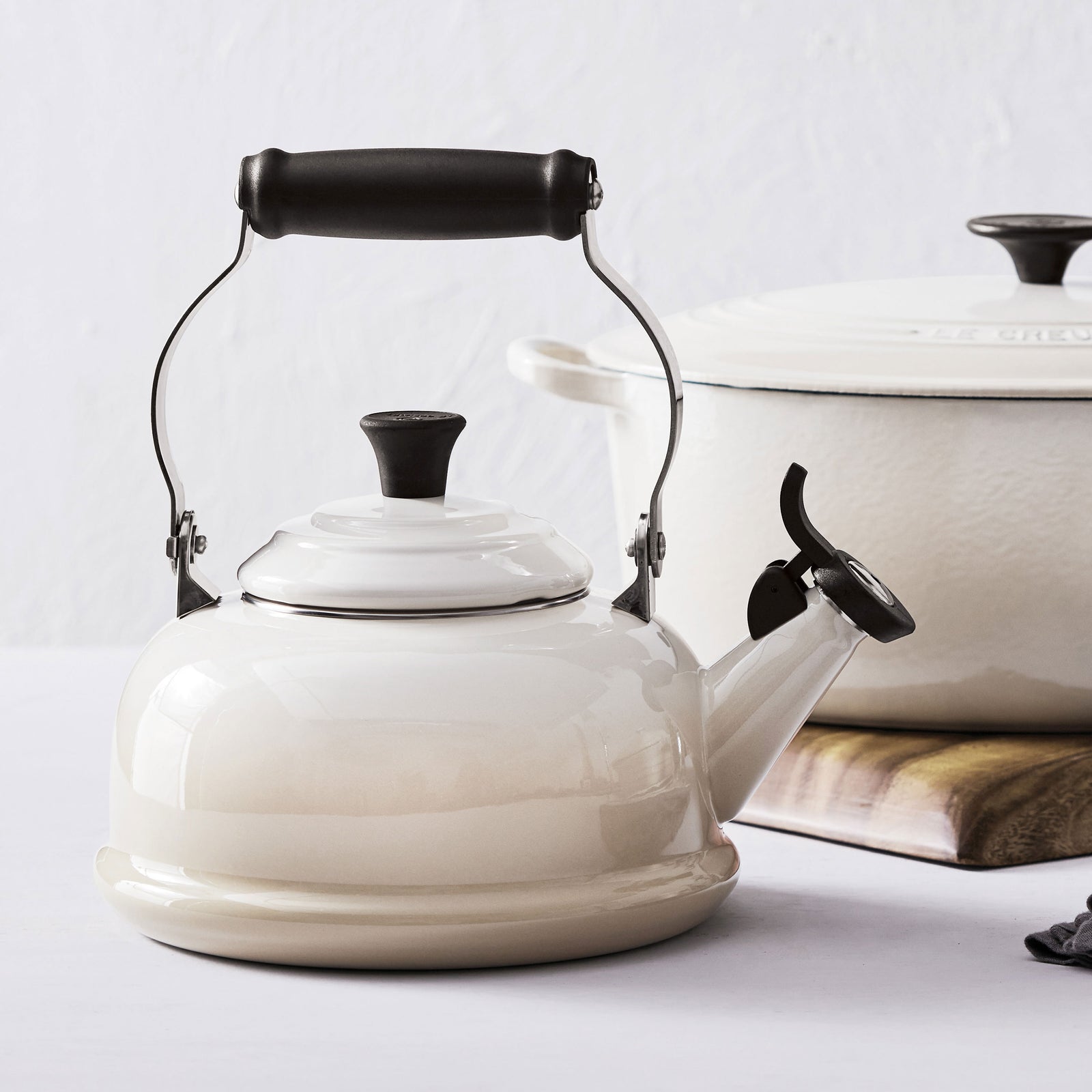 Le Creuset Classic Kettle - Meringue