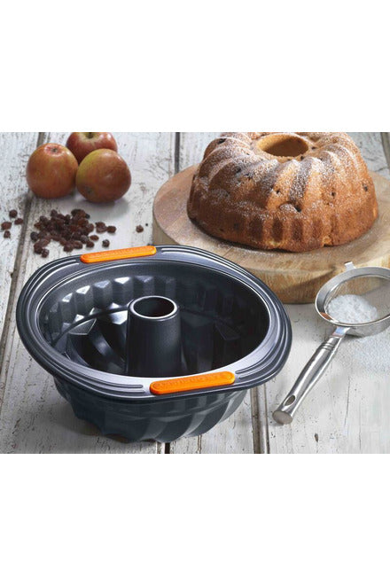 Le Creuset Metal Fluted Cake Pan