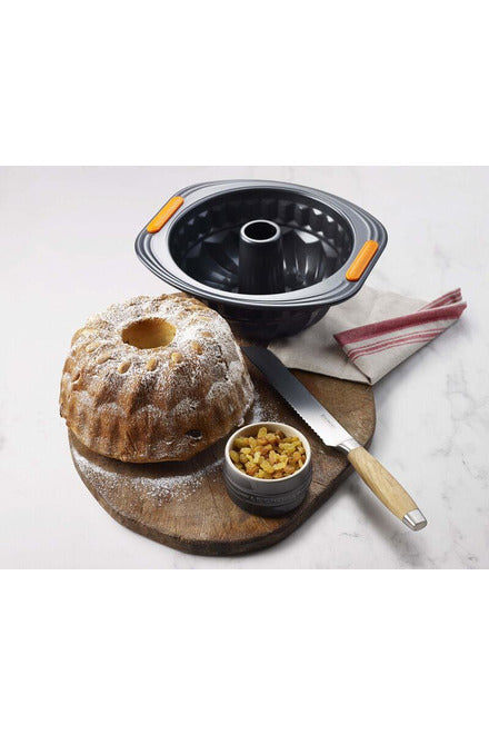 Le Creuset Metal Fluted Cake Pan